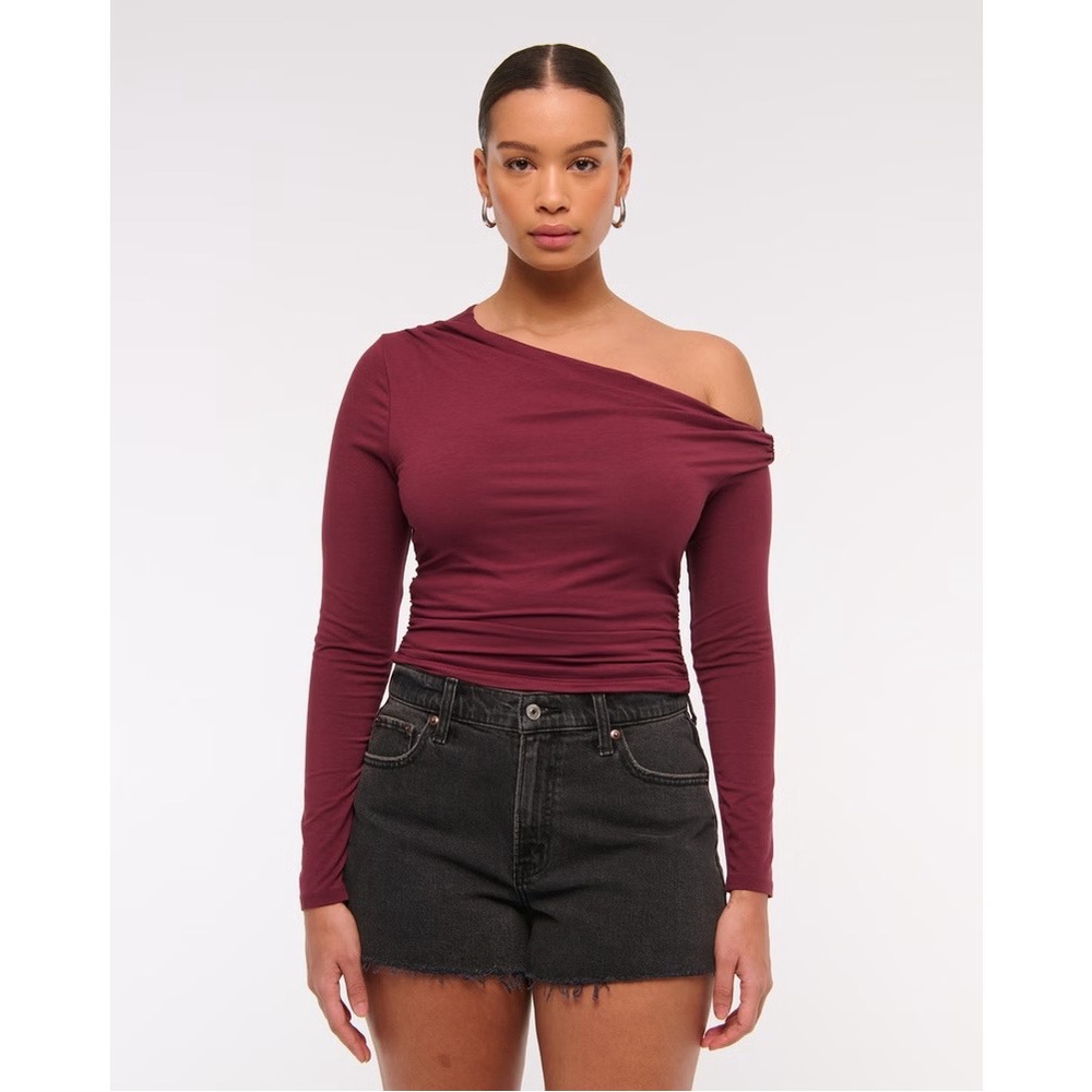 Abercrombie & Fitch Curve Love High Rise 90s Cutoff Denim Short in Washed Black‎